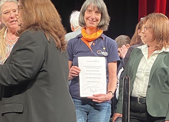 Sabine Krämer Kox hält die Urkunde