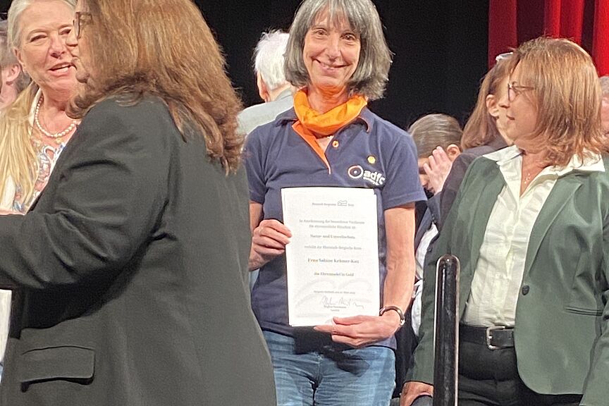 IMG_5600b Sabine Krämer Kox hält die Urkunde