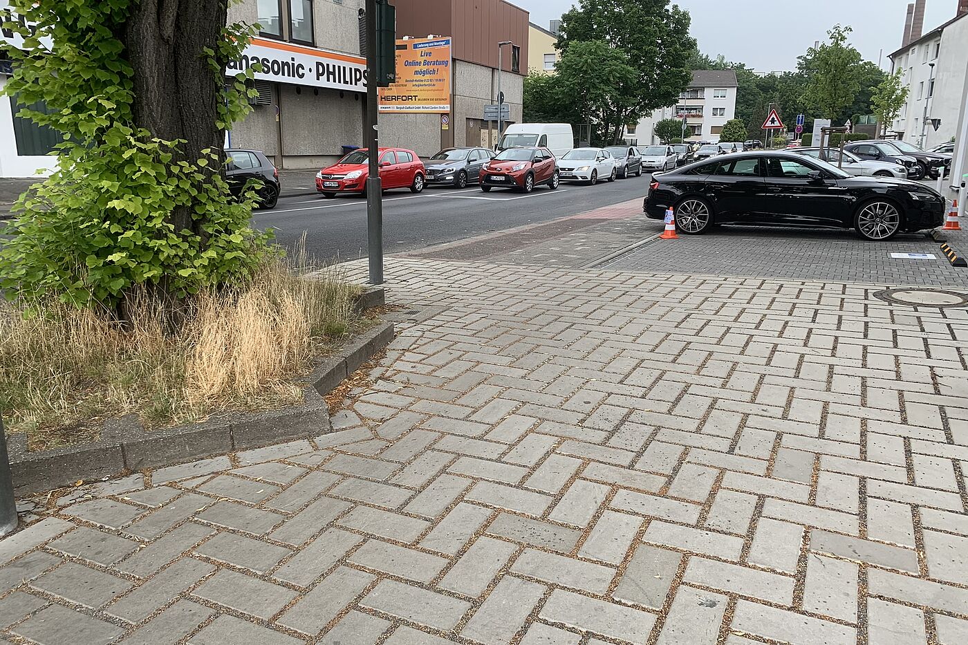 mit dem Hausbesitzer wurde großräumig ein breiter Pflaster-Bereich geschaffen, Blick Richtung Cederstraße