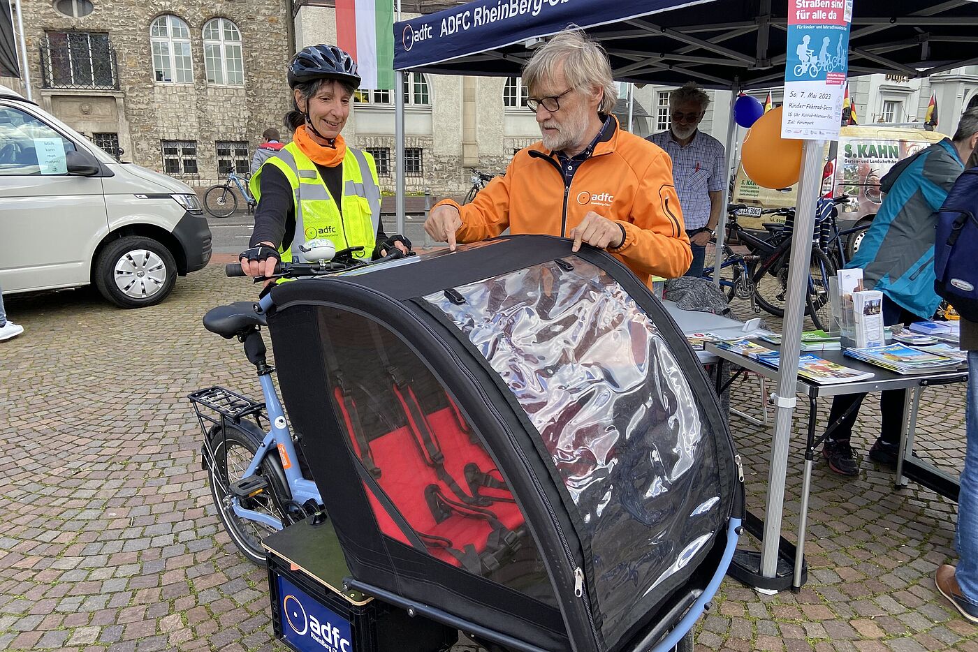 Das Chike e-kids vor einem Infostand