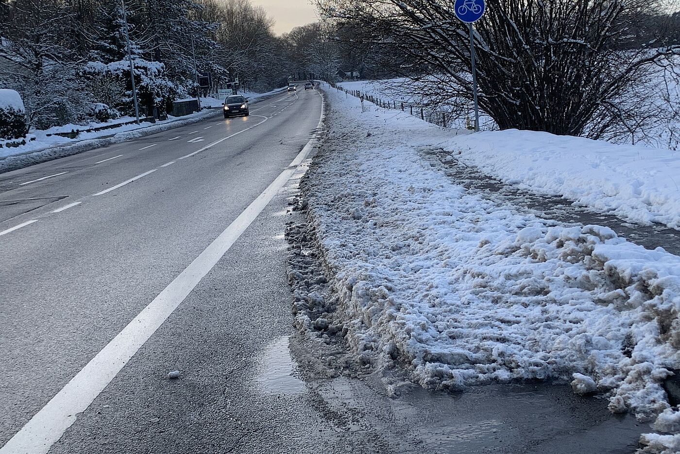 Der als breiter Radfahrstreifen markierte Radweg an der B506 ist kaum noch erkennbar.