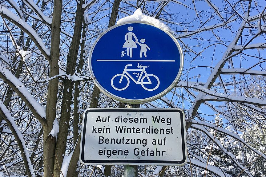 IMG_7834.jpg Anstelle Schilder aufzuhängen sollten sie die Trasse freischieben, Geht in aneren Kommunen auch.