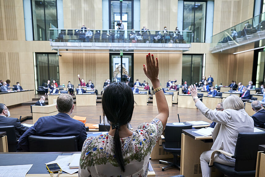 Bei der letzten Sitzung des Bundesrates vor der Sommerpause standen 86 Gesetze aus dem Bundestag auf der Agenda - so viele wie nie zuvor Bei der letzten Sitzung des Bundesrates vor der Sommerpause standen 86 Gesetze aus dem Bundestag auf der Agenda - so viele wie nie zuvor