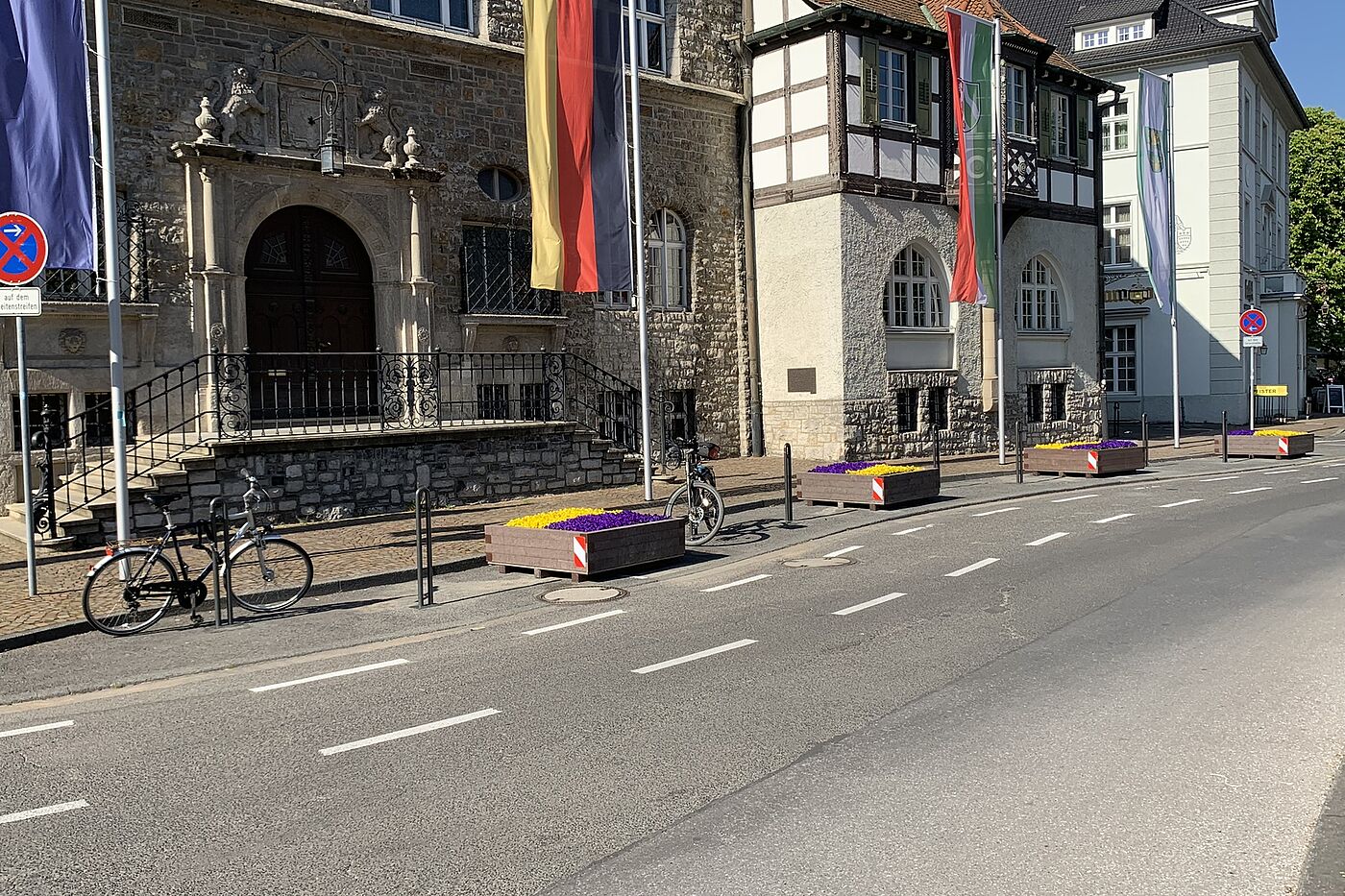 Bunt vorm Rathaus Rot vorm Rathaus