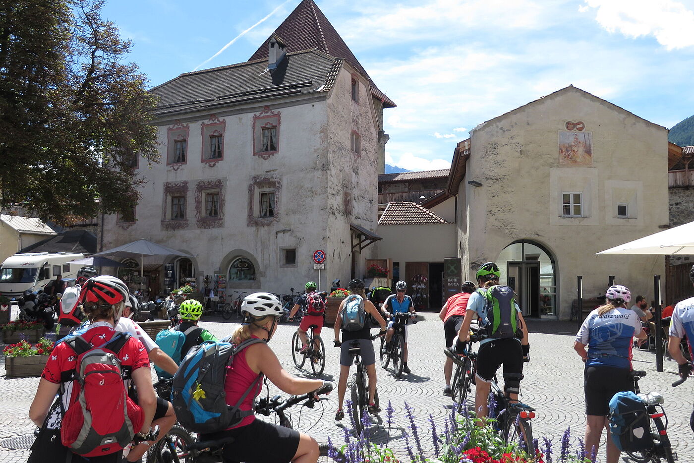 Mittagspause in Glurns, der kleinsten Stadt der südlichen Alpen. Seit der Antike besiedelt, war Glurns in Südtirol zur Römerzeit ein bedeutender Ort an der Handelsroute Via Claudia Augusta.